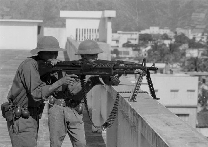 Chiến sỹ quân giải phóng trên nóc các nhà cao tầng thành phố Quy Nhơn trừng trị những tên ngoan cố chống lại cách mạng. (Ảnh: Vũ Tạo/TTXVN)