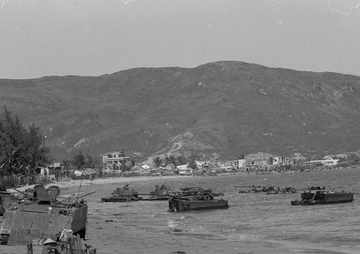 Chiến dịch giải phóng Tây Nguyên đã nhanh chóng phát triển xuống các tỉnh ven biển miền Trung. Trong ảnh: Xe tăng, xe bọc thép và các phương tiện chiến tranh khác của địch ở Quy Nhơn tháo chạy ra bờ biển bị quân giải phóng đánh chặn, phá huỷ. (Ảnh: Vũ Tạo/TTXVN)