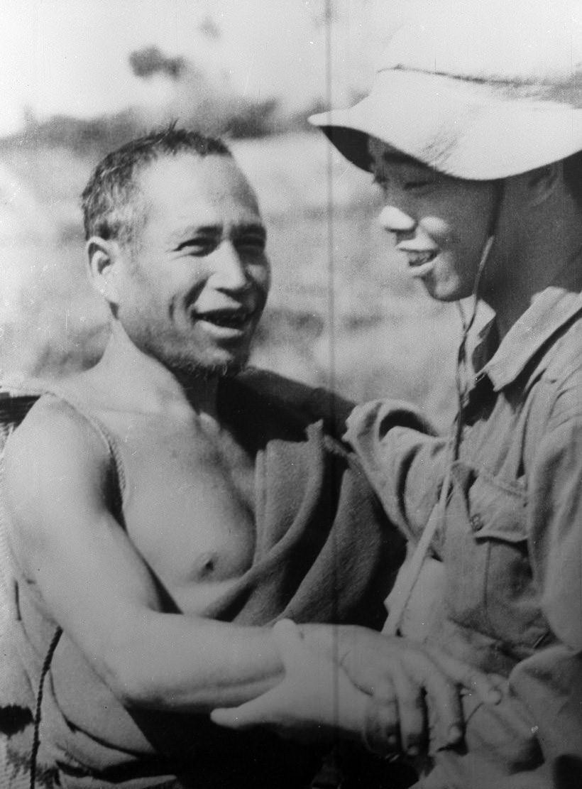 Già làng A Mip ở ấp Plei Phien, Pleiku vui mừng ôm chiến sỹ bộ đội trong ngày về giải phóng buôn làng. (Ảnh: Tư liệu TTXVN)