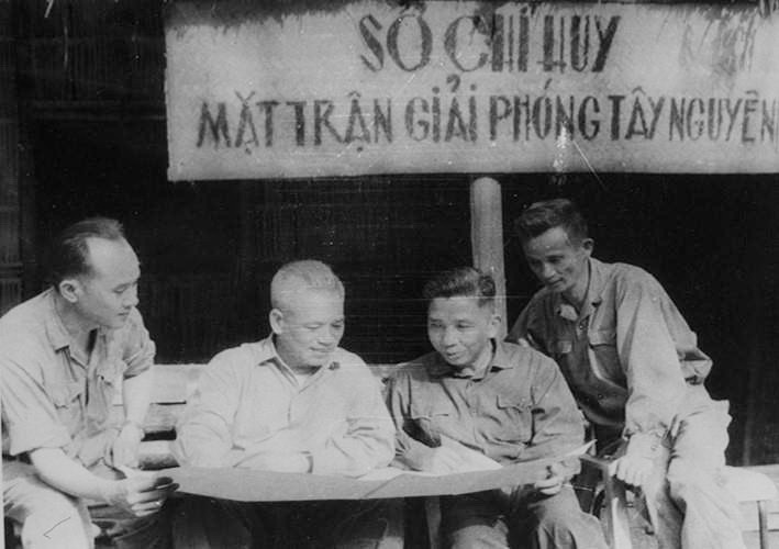 Sở chỉ huy mặt trận Tây Nguyên tháng 3/1975 (Từ trái qua): Đồng chí Hoàng Dũng, Chánh văn phòng Bộ Quốc phòng, Đại tướng Văn Tiến Dũng, đồng chí Bùi San, Khu ủy viên Khu V, đồng chí Huỳnh Văn Mẫn (tức Chín Cần), Bí thư Tỉnh ủy Đắk Lắk. (Ảnh: TTXVN)