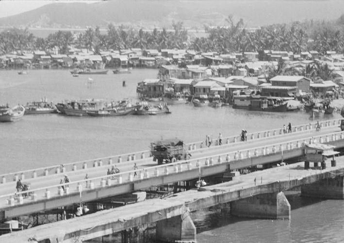 Chiến dịch giải phóng Tây Nguyên đã nhanh chóng phát triển xuống các tỉnh ven biển miền Trung. Trong ảnh: Thành phố cảng Nha Trang sau ngày giải phóng. (Ảnh: Anh Tôn/TTXVN)