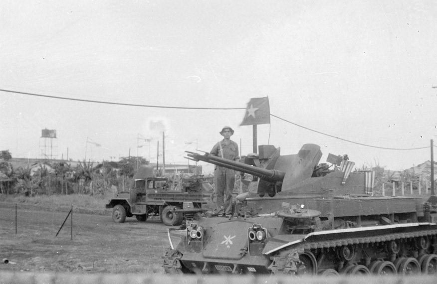 Phương tiện chiến tranh của địch ở Chi khu quân sự kiên cố Đức Lập rơi vào tay quân giải phóng. (Ảnh: Tư liệu TTXVN)