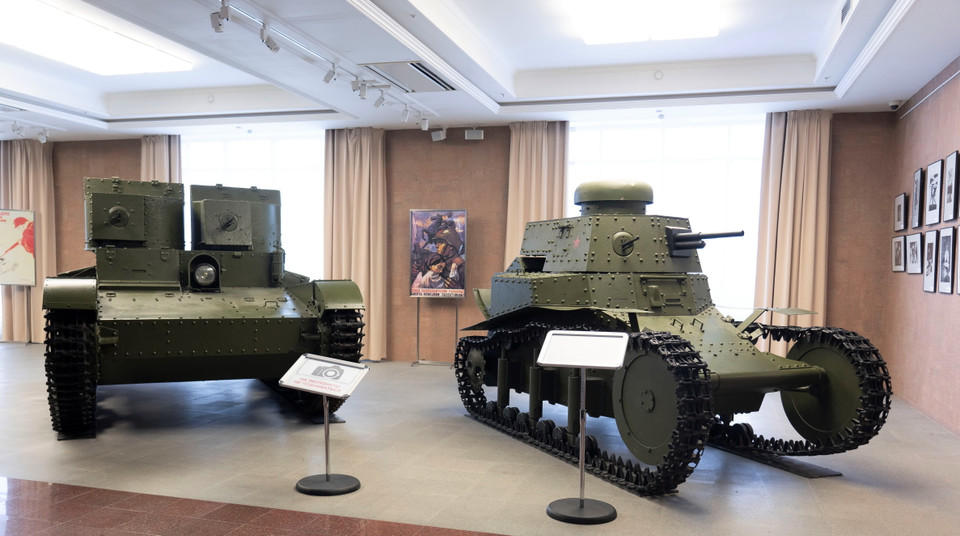 Xe tăng đầu tiên Liên Xô sản xuất hàng loạt MS-1 hay T-18 (phải), ra đời trong giai đoạn Chiến tranh Thế giới thứ I, và xe tăng Vickers E hai tháp pháo Liên Xô sản xuất theo giấy phép của Anh, còn gọi là T-26. (Ảnh: TTXVN)