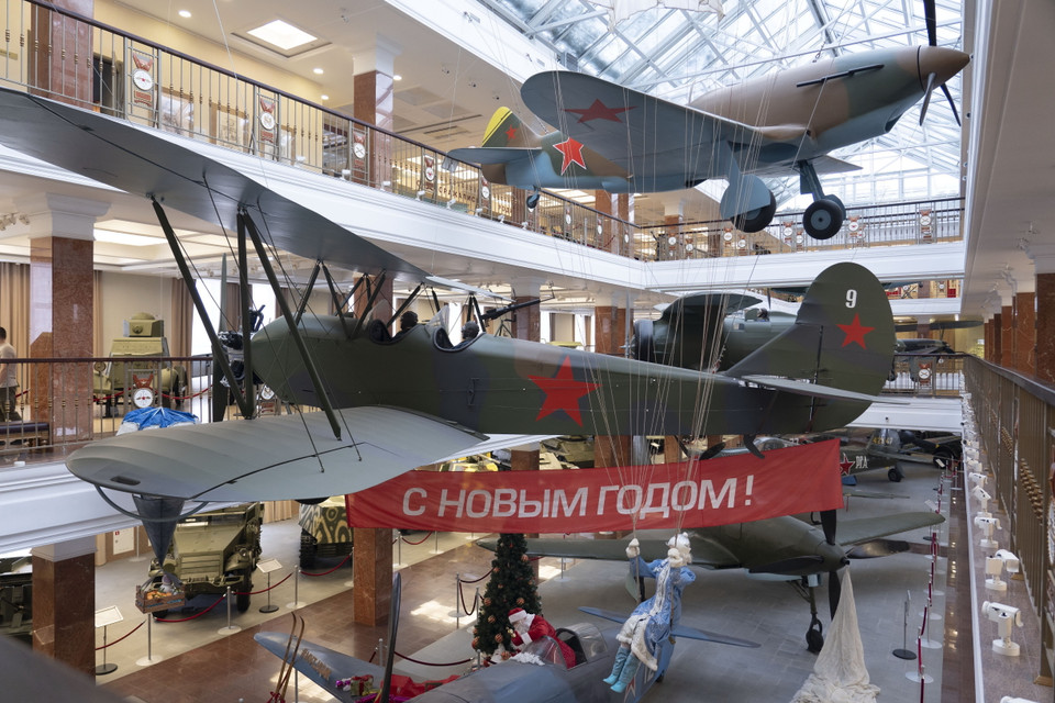 Hiện bộ sưu tập của bảo tàng gồm hơn 500 thiết bị quân sự, một bộ độc đáo các huân huy chương, pháo cỡ lớn, cũng như quân phục, trang thiết bị và phù hiệu của lực lượng vũ trang Nga từ thế kỷ 18. Trong ảnh: Máy bay thời Chiến tranh Thế giới thứ hai tại bảo tàng. (Ảnh: TTXVN)