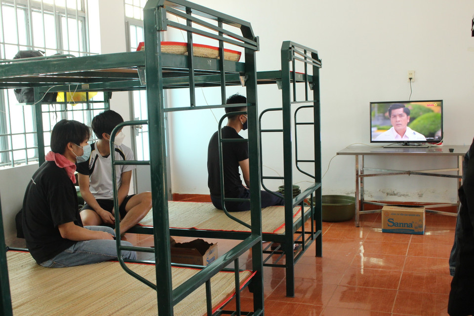 Cơ sở vật chất ở các địa điểm có thể tiếp nhận khoảng trên 150 người. Những người trong khu cách ly sẽ được ăn uống 57.000 đồng/ngày/3 bữa ăn, được sử dung tivi, Internet và tự do chơi thể thao ngoài trời ở khu vực cách ly. (Ảnh: Phan Sáu/TTXVN)