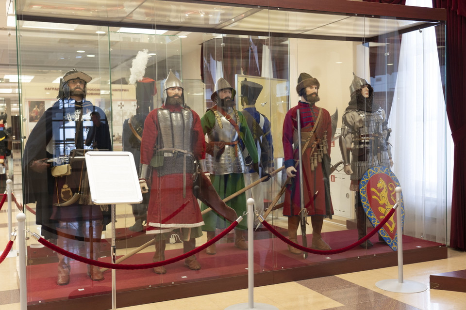 Ngoài các khí tài quân sự, khách đến bảo tàng còn có thể chiêm ngưỡng các đồ vật độc đáo liên quan đến lịch sử chiến tranh. Trong ảnh: Quân phục của người lính Nga từ Chiến binh Nga thời Trung cổ thế kỷ XIV; Lính bắn súng thế kỷ 16; Lính Trung đoàn tuyển chọn thế kỷ 17; Lính kỵ binh địa phương thế kỷ 16; và Lính kỵ binh thế kỷ XVII. (Ảnh: TTXVN)