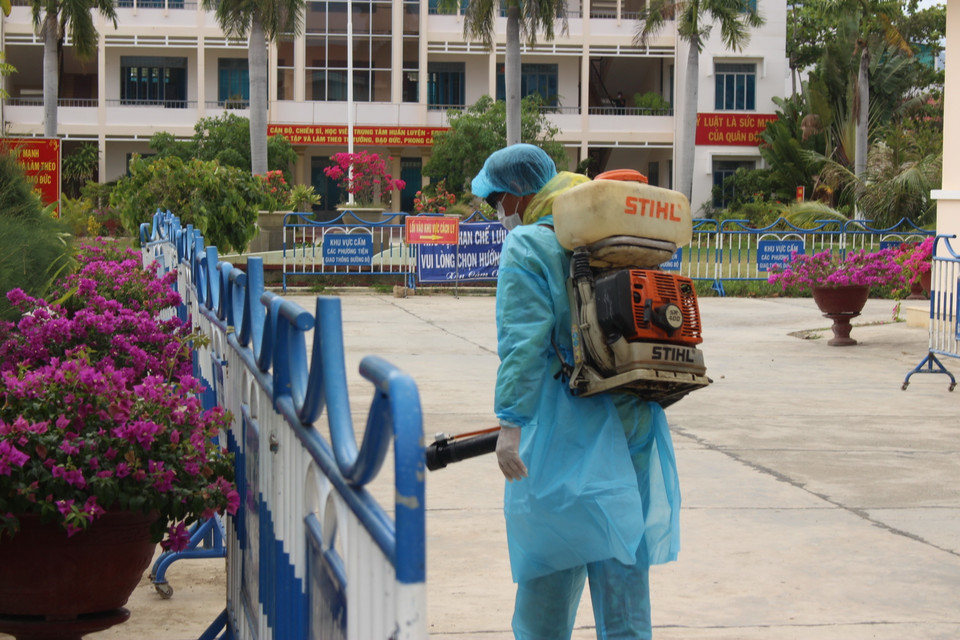 Sau khi chở người vào khu cách ly tập trung 14 ngày, các xe đi ra được tiến hành phun thuốc khử trùng, nhằm đảm bảo an toàn theo quy định phòng chống dịch COVID-19. (Ảnh: Phan Sáu/TTXVN)