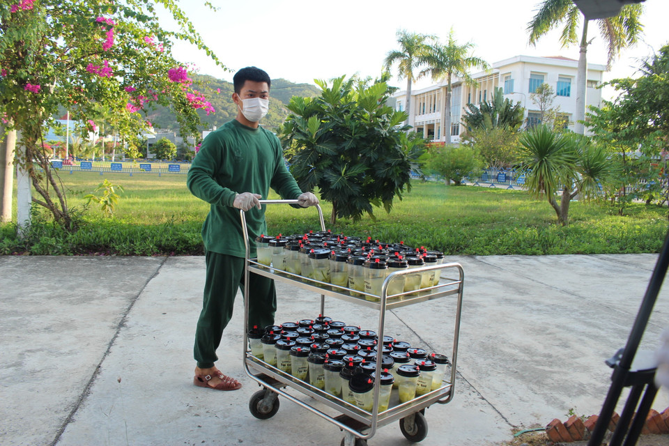 Bộ đội vận chuyển thức ăn để phát cho những người trong khu cách ly tại Trung tâm Huấn luyện, bồi dưỡng kiến thức quốc phòng-an ninh, thuộc Trung đoàn bộ binh 974, Bộ chỉ huy Quân sự tỉnh Khánh Hòa. (Ảnh: Phan Sáu/TTXVN)