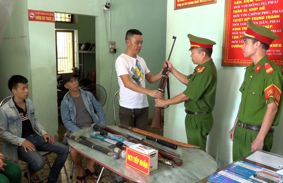 Thực hiện đợt cao điểm vận động toàn dân giao nộp và đấu tranh với tội phạm, vi phạm pháp luật về vũ khí, vật liệu nổ, công cụ hỗ trợ và pháo, Công an tỉnh Quảng Bình triển khai nhiều biện pháp công tác để tuyên truyền vận động để người dân tự nguyện đến trụ sở Công an giao nộp. (Ảnh: Đức Thọ/TTXVN)