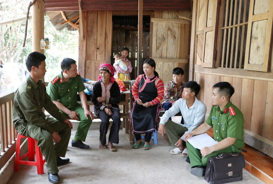 Công an xã Bum Tở, huyện Mường Tè (Lai Châu) xuống từng bản tuyên truyền nhân dân nâng cao cảnh giác, tố giác tội phạm, không nghe theo kẻ xấu dụ dỗ. (Ảnh: Quý Trung/TTXVN)