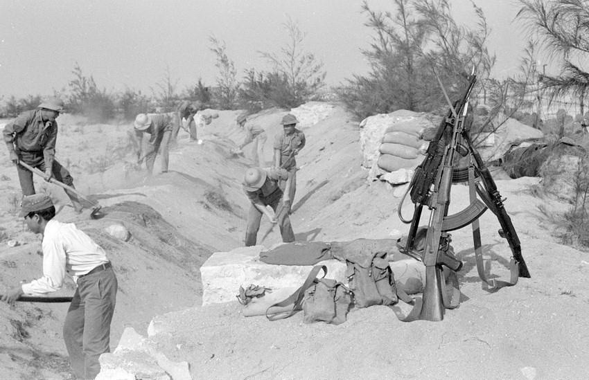 Chiến sỹ Đồn công an vũ trang 660 tỉnh Phú Khánh đào hào chiến đấu (1979). (Ảnh: Đức Quảng/TTXVN)