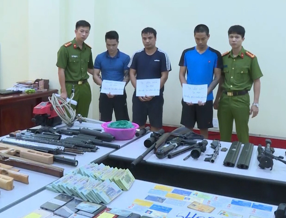 Ngày 30/5/2019, Công an tỉnh Sơn La phối hợp với Công an tỉnh Vĩnh Phúc phá thành công chuyên án lừa đảo, chiếm đoạt tài sản qua mạng Internet, bắt 3 đối tượng, thu giữ trên 1 tỷ đồng và một số vật chứng liên quan. (Ảnh: TTXVN phát)