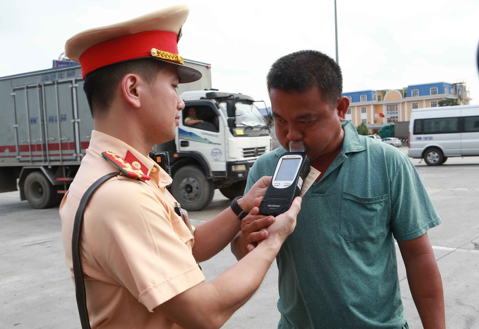 Cảnh sát giao thông tiến hành kiểm tra nồng độ cồn của lái xe khách trên cao tốc Hà Nội-Ninh Bình. (Ảnh: Doãn Tấn/TTXVN)