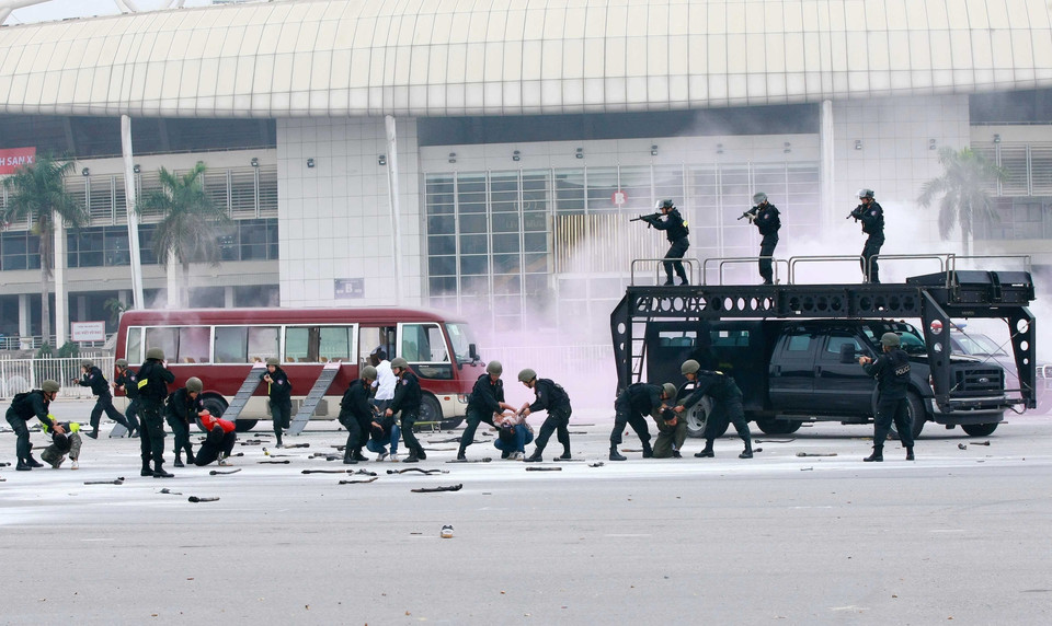 Lực lượng Cảnh sát cơ động diễn tập phương án bắt khủng bố, giải cứu con tin bị bắt cóc trên ôtô, trong phương án bảo vệ an ninh Đại hội Đảng toàn quốc lần thứ XII, ngày 7/1/2016, tại Hà Nội. (Ảnh: Doãn Tấn/TTXVN)