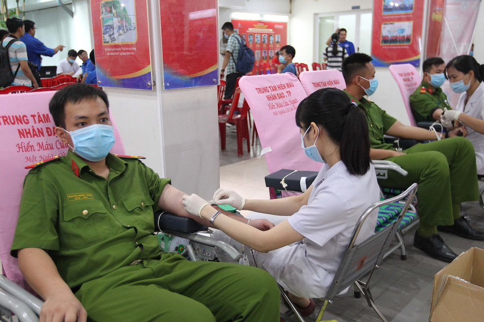 Đoàn viên thanh niên Công an Thành phố Hồ Chí Minh hiến máu tình nguyện trong đợt hoạt động phòng, chống dịch COVID-19, nhằm cung cấp kịp thời lượng máu điều trị tại các bệnh viện. (Ảnh: Thanh Vũ/TTXVN)