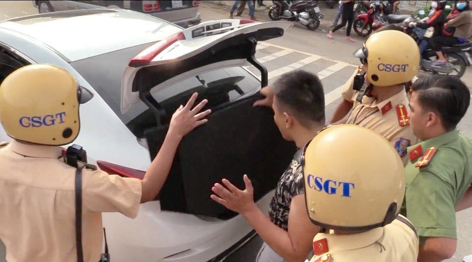 Một lái xe sử dụng ma túy khi điều khiển phương tiện, bị Đội cảnh sát giao thông-trật tự của Công an thành phố Thủ Dầu Một (Bình Dương) tạm giữ, ngày 18/8/2019. (Ảnh: Nguyễn Văn Việt/TTXVN)