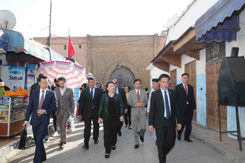 Lực lượng cảnh vệ luôn theo sát Chủ tịch Quốc hội Nguyễn Thị Kim Ngân trong chuyến thăm nước ngoài. (Ảnh: Trọng Đức/TTXVN)