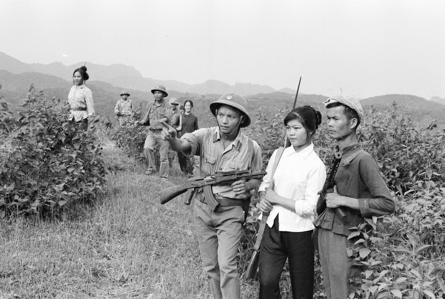 Chiến sỹ Đồn công an vũ trang 129 (Hoàng Liên Sơn) và dân quân địa phương tuần tra bảo vệ biên giới phía Đông Bắc (7/1978). (Ảnh: Kim Hùng/TTXVN)