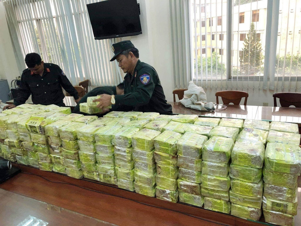 Ngày 20/3/2019, tại Thành phố Hồ Chí Minh, Bộ Công an phối hợp với Bộ đội Biên phòng và Tổng cục Hải quan bắt 11 đối tượng, thu giữ 300kg chất ma túy tổng hợp dạng đá trong đường dây ma túy do 1 số đối tượng Trung Quốc, Lào cấu kết với người Việt nhằm chuyển hàng vào nội địa Việt Nam tiêu thụ. Đây là vụ bắt ma tuý có số lượng tang vật lớn nhất từ trước đến thời điểm này. (Ảnh: TTXVN phát)