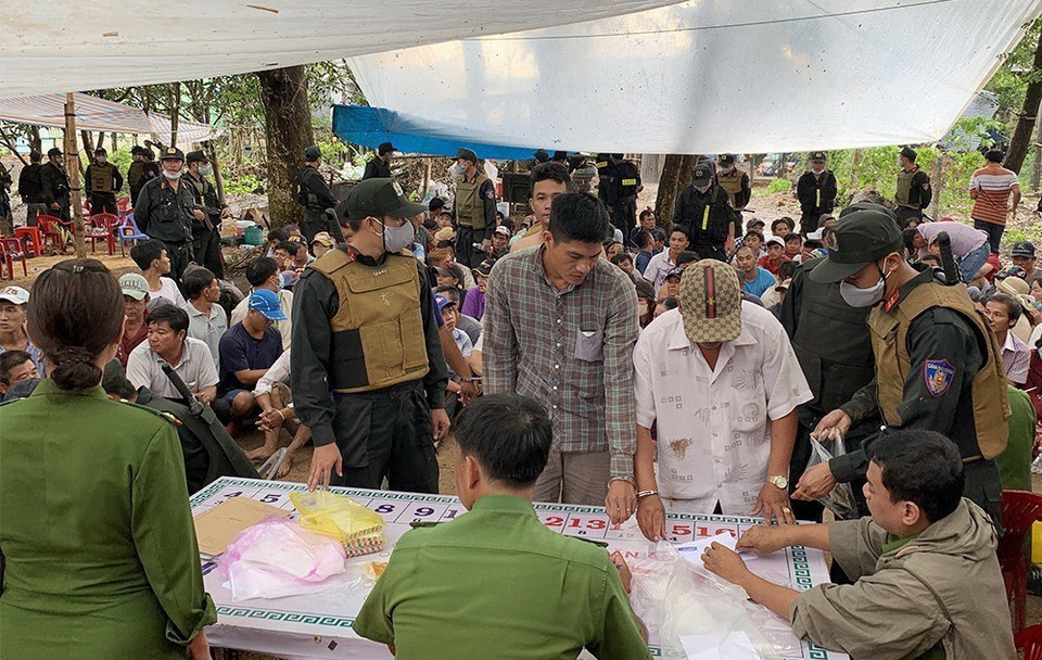 Ngày 2/8/2020, Công an tỉnh An Giang và cảnh sát cơ động (Bộ Công an) tập kích một sới bạc quy mô lớn tại khu đất trống thuộc ấp Hà Bao 1, xã Đa Phước, huyện An Phú, tỉnh An Giang, bắt giữ 150 người có liên quan, thu giữ trên 500 triệu đồng và nhiều tang vật liên quan khác. (Ảnh: Công Mạo/TTXVN)