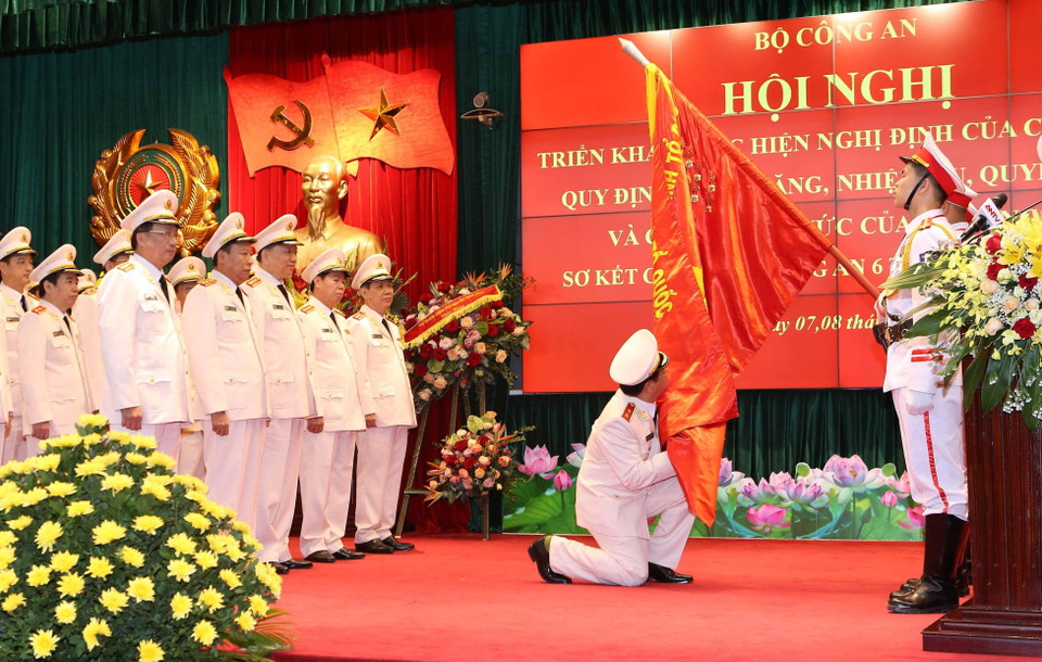 Công an nhân dân ''Vì nước quên thân, vì dân phục vụ'', hoàn thành xuất sắc nhiệm vụ được giao, lập nhiều thành tích, xứng đáng với niềm tin yêu của Đảng, Nhà nước và nhân dân. (Ảnh: Doãn Tấn/TTXVN)