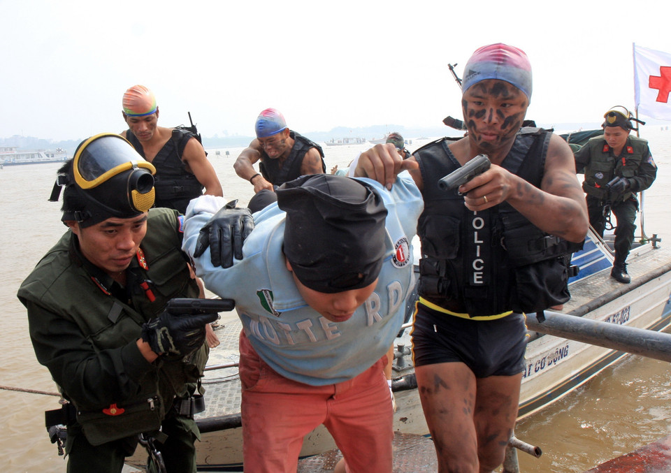 Lực lượng cảnh sát đặc nhiệm diễn tập tấn công, khống chế bọn khủng bố, bắt khủng bố, giải cứu con tin, rà phá bom mìn, cứu hộ, cứu nạn trên phương tiện giao thông đường thủy nội địa, ngày 10/11/2010, tại Hà Nội. (Ảnh: Trọng Đức/TTXVN)