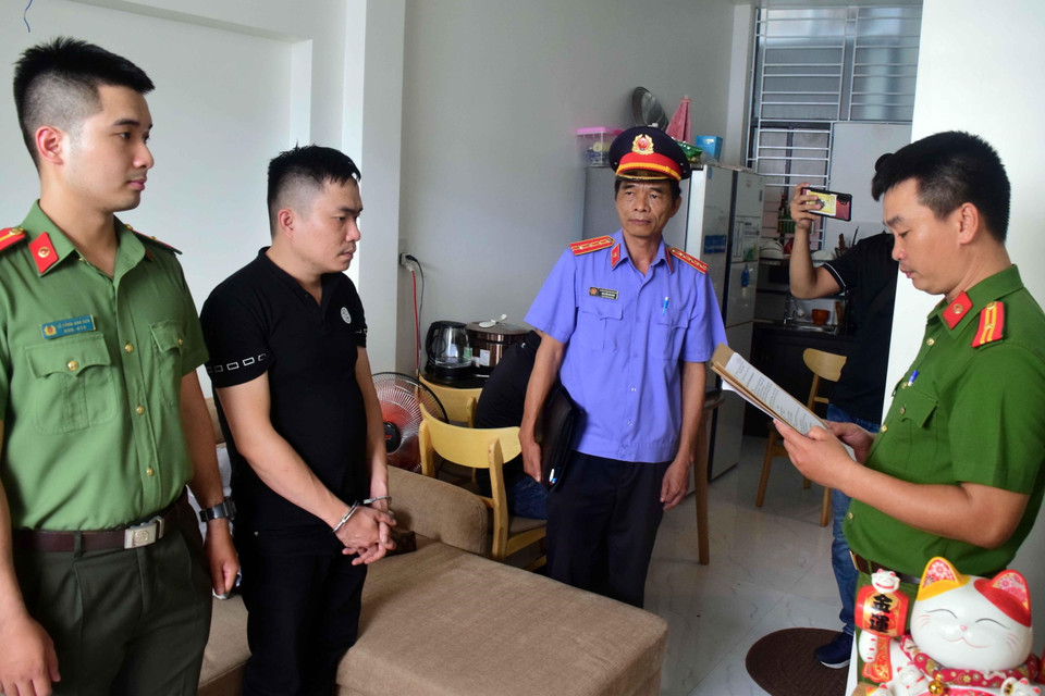 Công an tỉnh Thừa Thiên- Huế phối hợp với Cục An ninh mạng và Phòng chống tội phạm sử dụng công nghệ cao (Bộ Công an) triệt phá đường dây lừa đảo công nghệ cao với số tiền chiếm đoạt lên tới hơn 100 tỷ đồng, tạm giữ 3 đối tượng (ngày 22/6/2020). (Ảnh: TTXVN phát)