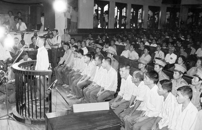 Tháng 12/1987, Tòa án nhân dân Tối cao tại Thành phố Hồ Chí Minh xét xử công khai vụ án tổ chức phản động do Hoàng Cơ Minh cầm đầu. Được các thế lực phản động nước ngoài hậu thuẫn, từ đầu năm 1986 đến tháng 8/1987, Hoàng Cơ Minh tổ chức 2 đợt thâm nhập về nước để thực hiện âm mưu chống phá cách mạng, nhưng gần như toàn bộ lực lượng của chúng bị lực lượng an ninh Việt Nam tiêu diệt trên đường hành quân, trong đó có trên 100 tên chết tại trận (trong đó có Hoàng Cơ Minh và bộ chỉ huy của y), bắt sống 77 tên, thu hàng trăm súng các loại, nhiều tài liệu và quân trang quân dụng khác. (Ảnh: Phương Hùng/TTXVN)