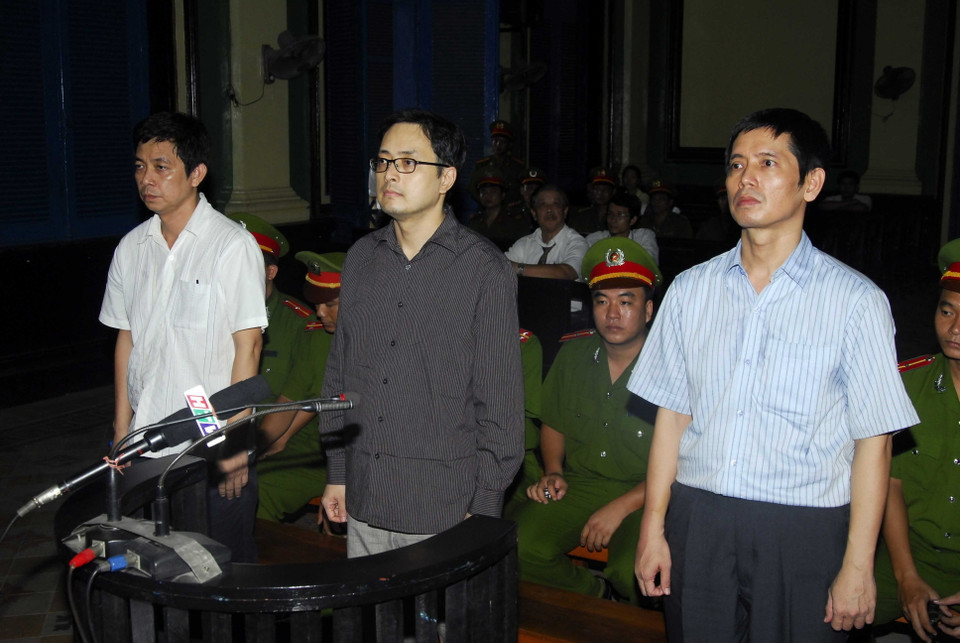 Phiên tòa xét xử phúc thẩm vụ án Lê Công Định (ảnh, giữa) và đồng bọn, ngày 11/5/2010 tại Thành phố Hồ Chí Minh về tội ''Hoạt động nhằm lật đổ chính quyền nhân dân''. Đây là vụ phạm tội đặc biệt nghiêm trọng xâm phạm an ninh quốc gia. Lực lượng An ninh điều tra (Bộ Công an) đã phát hiện, điều tra các đối tượng trong vụ án cùng với một số tổ chức ở nước ngoài đã tập hợp lực lượng hình thành các tổ chức chính trị phản động nhằm lật đổ chính quyền nhân dân bằng phương thức ''bất bạo động'', thực hiện âm mưu ''diễn biến hòa bình''. (Ảnh: Hoàng Hải/TTXVN)