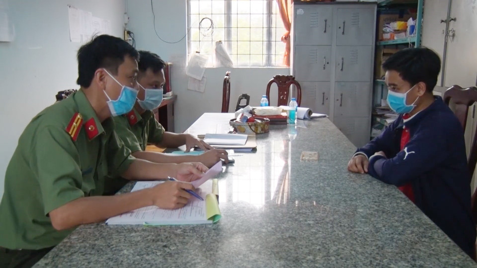 Công an huyện Tri Tôn, tỉnh An Giang xử phạt đối tượng đăng tải thông tin sai sự thật về tình hình dịch COVID-19 trên trang Facebook cá nhân, ngày 27/3/2020. (Ảnh: Công Mạo/TTXVN)