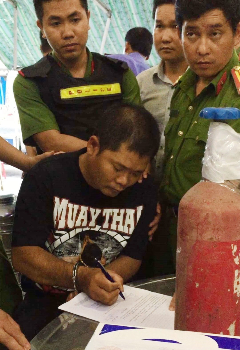 Chiều 30/8/2018, lực lượng công an tỉnh Bình Định bắt giữ đối tượng Lê Quốc Bình (sinh năm 1974, trú tại thành phố Quy Nhơn) tham gia vào tổ chức khủng bố Việt Tân, vượt biên từ Campuchia về nước và mang theo nhiều vũ khí nhằm mục tiêu khủng bố, chống phá Nhà nước Việt Nam. (Ảnh: Phạm Kha/TTXVN)