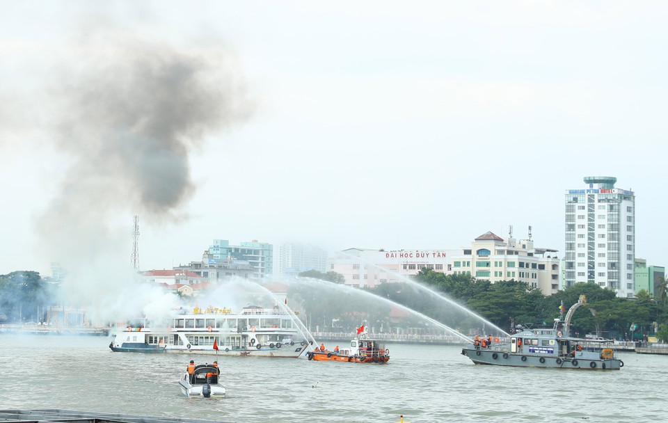 Diễn tập phương án bảo vệ Tuần lễ cấp cao APEC 2017, sáng 24/10/2017 tại Đà Nẵng. Việc tổ chức thành công Hội nghị Cấp cao APEC 2017 là một minh chứng sống động về việc Việt Nam là một điểm đến an toàn, thân thiện và hấp dẫn. (Ảnh: Thống Nhất/TTXVN)