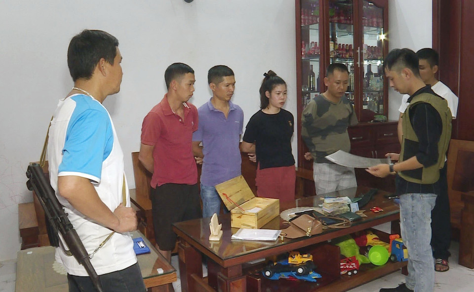 Tối 5/7/2019, Công an tỉnh Đắk Lắk phối hợp với Cục Cảnh sát hình sự (Bộ Công an) đột kích, triệt phá 27 tụ điểm đánh bạc dưới hình thức lô đề trên địa bàn thành phố Buôn Ma Thuột, bắt giữ hàng chục đối tượng. (Ảnh: Anh Dũng/TTXVN)