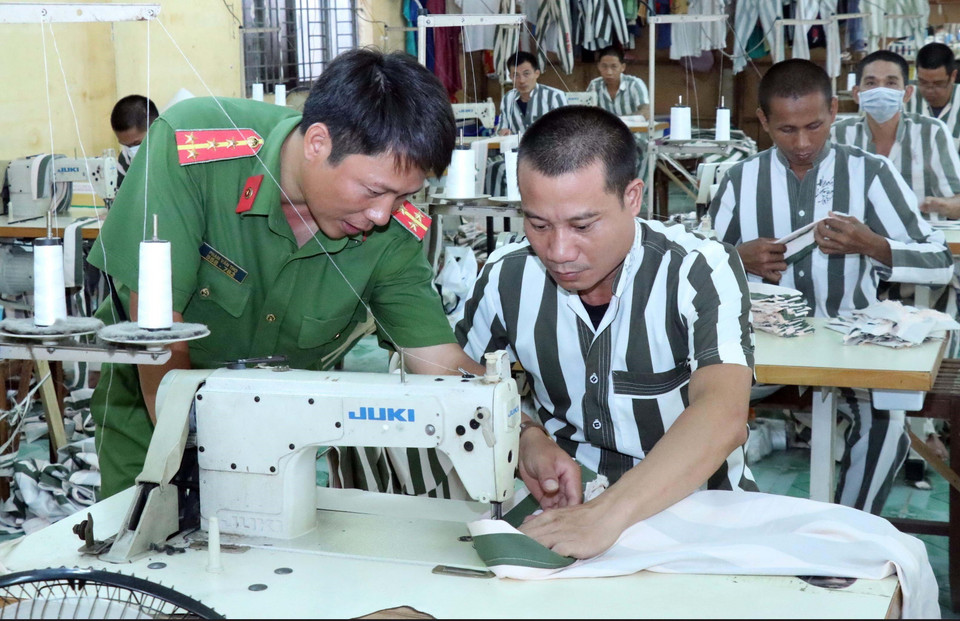 Trại giam Thủ Đức (Z30D) giúp đỡ những phạm nhân sửa chữa sai lầm, tu dưỡng bản thân chuẩn bị cho ngày tái hòa nhập lại cộng đồng, trở thành người có ích cho xã hội. (Ảnh: TTXVN)