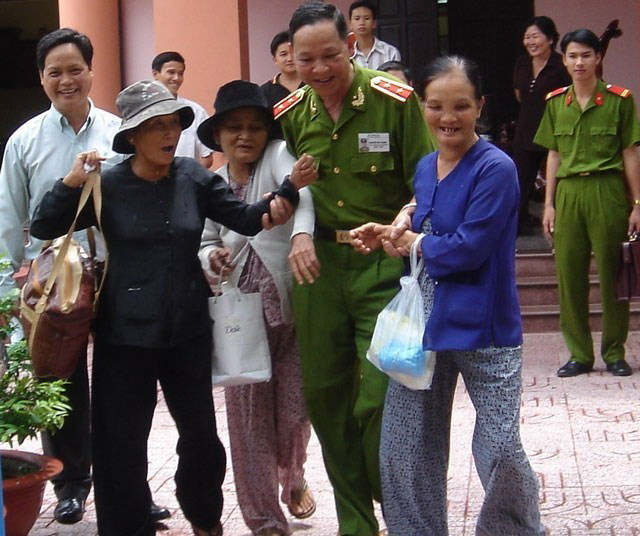 Trung tướng Nguyễn Việt Thành (tức Tư Bốn), nguyên Phó Tổng cục trưởng Tổng cục Cảnh sát - Bộ Công an, người chỉ huy và thành công lẫy lừng với chuyên án triệt phá băng nhóm xã hội đen Năm Cam và đồng bọn đầu những năm 2000, đón nhận tình cảm, sự tin yêu và cảm phục của những người dân. (Ảnh: TTXVN phát)