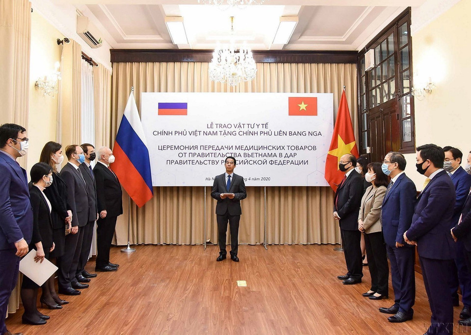 Chiều 13/4/2020, tại Hà Nội, Thứ trưởng Ngoại giao Tô Anh Dũng chủ trì buổi lễ trao tặng vật tư y tế của Chính phủ và nhân dân Việt Nam cho Chính phủ và nhân dân Liên bang Nga để phòng, chống dịch COVID-19. (Ảnh: Dương Giang/TTXVN)