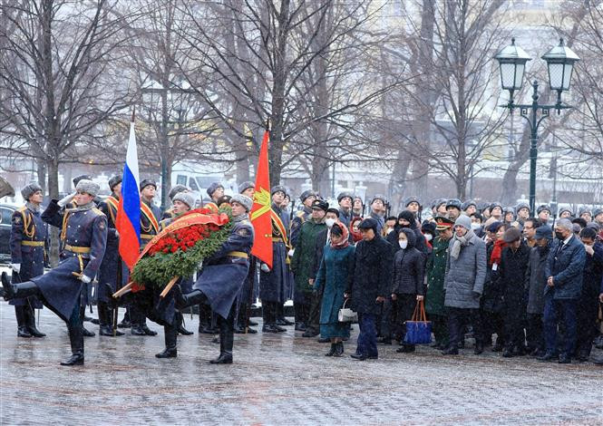 Chủ tịch nước Nguyễn Xuân Phúc đặt vòng hoa tại Đài tưởng niệm các Chiến sỹ Vô danh. (Ảnh: Thống Nhất/TTXVN)