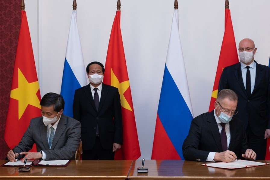 Phó Thủ tướng Lê Văn Thành và Phó Thủ tướng Chernyshenko đã cùng chứng kiến lễ ký kết một số văn kiện hợp tác giữa hai nước trong lĩnh vực năng lượng, dầu khí, văn hóa, y tế. (Ảnh: TTXVN)