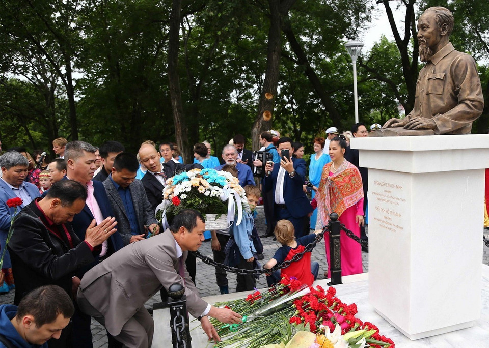 Trong lễ khánh thành Tượng đài Chủ tịch Hồ Chí Minh - vị Chủ tịch nước đầu tiên của Việt Nam, Vladivostok, năm 2019. (Ảnh: Dmitry Efremov/TASS)