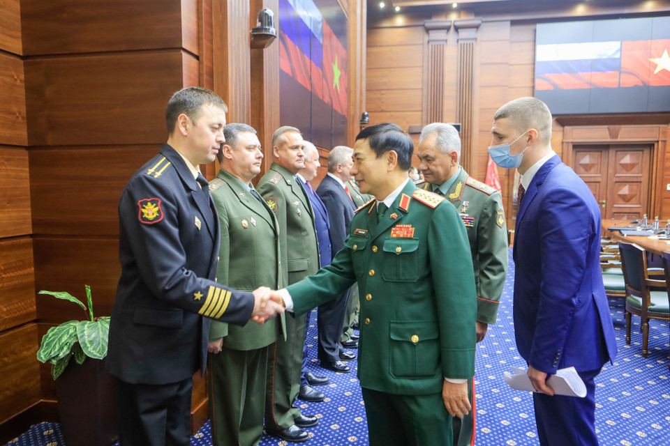 Đại tướng Phan Văn Giang với các thành viên đoàn Nga. (Ảnh: Trần Hiếu/TTXVN)