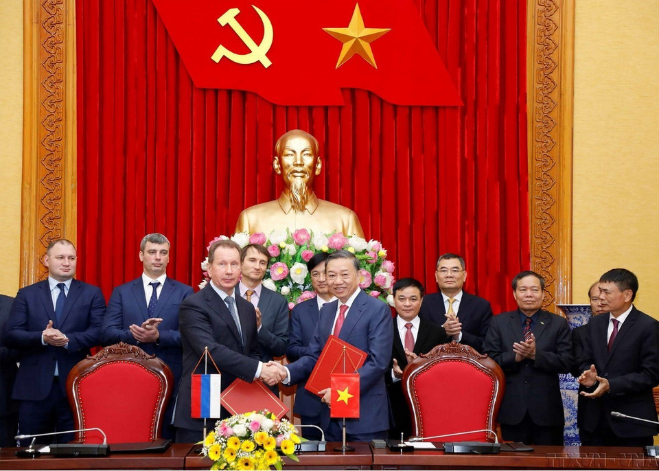 Bộ trưởng Bộ Công an Tô Lâm và Đại tướng Zolotov Victor Vasilyevich, Giám đốc Cơ quan Vệ binh quốc gia Liên bang Nga ký Bản ghi nhớ về hiểu biết lẫn nhau giữa Bộ Công an Việt Nam và Cơ quan Vệ binh quốc gia Liên bang Nga, chiều 3/12/2019, tại Hà Nội. (Ảnh: TTXVN phát)