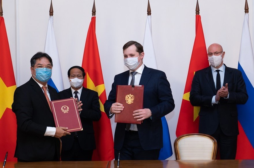 Phó Thủ tướng Lê Văn Thành và Phó Thủ tướng Chernyshenko đã cùng chứng kiến lễ ký kết một số văn kiện hợp tác giữa hai nước trong lĩnh vực năng lượng, dầu khí, văn hóa, y tế. (Ảnh: TTXVN)