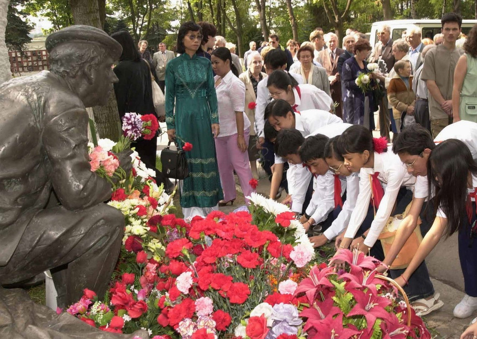 Đoàn thiếu nhi Việt Nam đặt hoa viếng mộ nghệ sĩ xiếc nổi tiếng - danh hề Yuri Nikulin (Moskva, 2002). (Ảnh: Liuđmila Pakhomova/TASS)