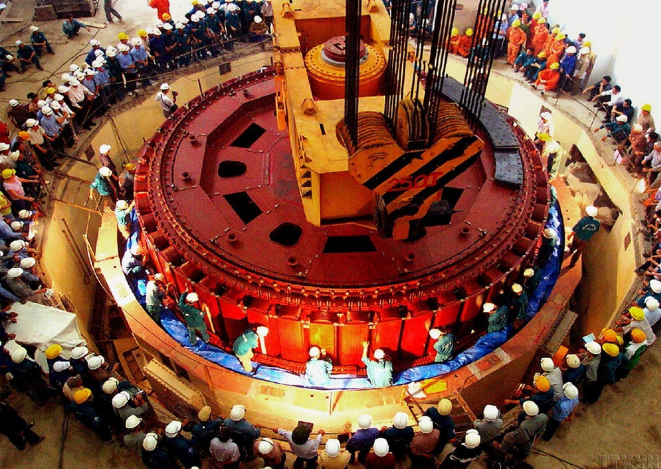 Ngày 20/01/2006, các chuyên gia Nga và Việt Nam đã tổ chức lắp đặt an toàn rô-to nặng 475 tấn thuộc tổ máy số 1 Thủy điện Sê San-3. (Ảnh: Sỹ Huynh/TTXVN)