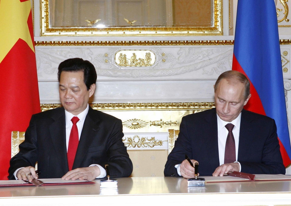 Thủ tướng Nguyễn Tấn Dũng và Thủ tướng Nga Vladimir Putin ký bản ghi nhớ về kết quả hội đàm, ngày 15/12/2009, tại thủ đô Moskva. (Ảnh: Đức Tám/TTXVN)