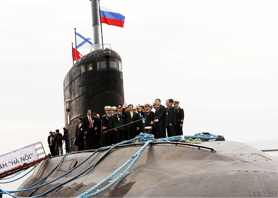 Ngày 13/5/2013, trong chuyến thăm chính thức Liên bang Nga, Thủ tướng Nguyễn Tấn Dũng đến thị sát tàu ngầm lớp Kilo 636 mang tên ''Hà Nội'', tại tỉnh Kaliningrad. (Ảnh: Đức Tám/TTXVN)