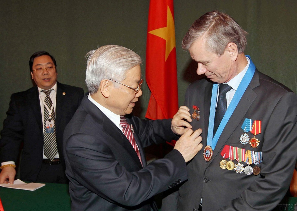 Tổng Bí thư Nguyễn Phú Trọng tặng Huy hiệu Bác Hồ cho Giáo sư-Tiến sỹ Vladimir Byanov, Chủ tịch Hội hữu nghị Nga-Việt, cựu chuyên gia Liên Xô tại công trình nhà máy nhiệt điện Phả Lại, nhân chuyến thăm chính thức Liên bang Nga, ngày 24/11/2014, tại Moskva. (Ảnh: Trí Dũng/TTXVN)