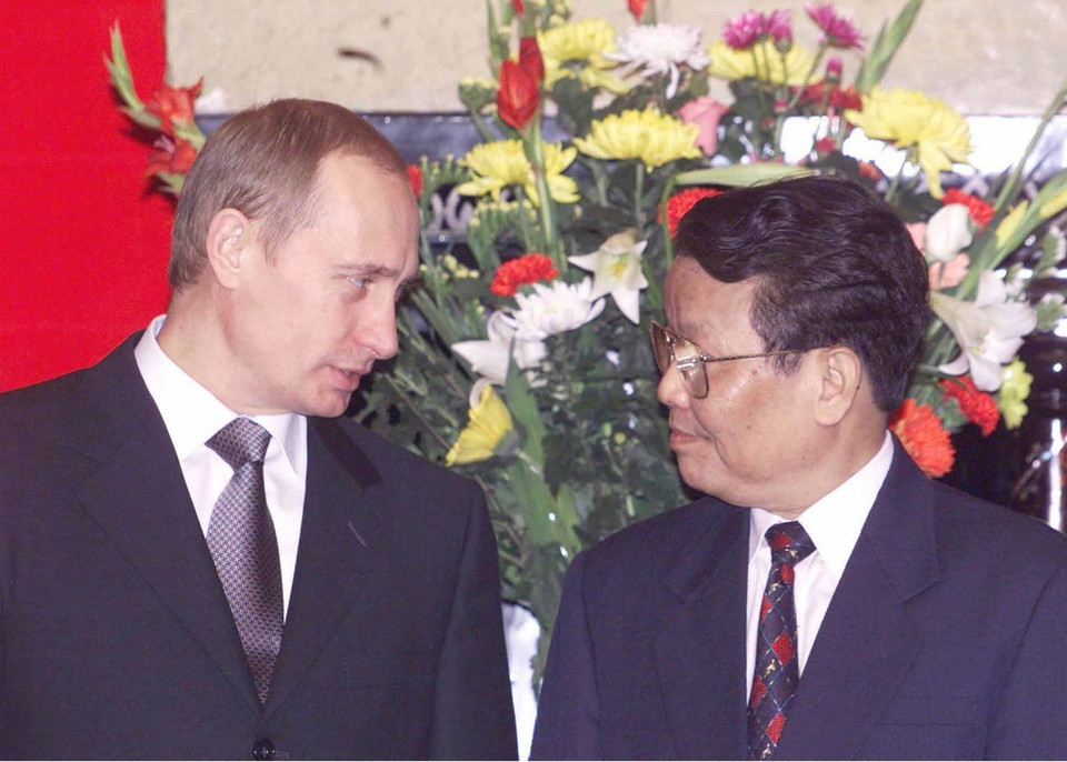 Tổng thống Nga Vladimir Putin và Chủ tịch nước Việt Nam Trần Đức Lương sau lễ ký Tuyên bố chung về quan hệ đối tác chiến lược giữa hai nước (Hà Nội, 2001). (Ảnh: Sergey Velichkin, Vladimir Rodionov/TASS)