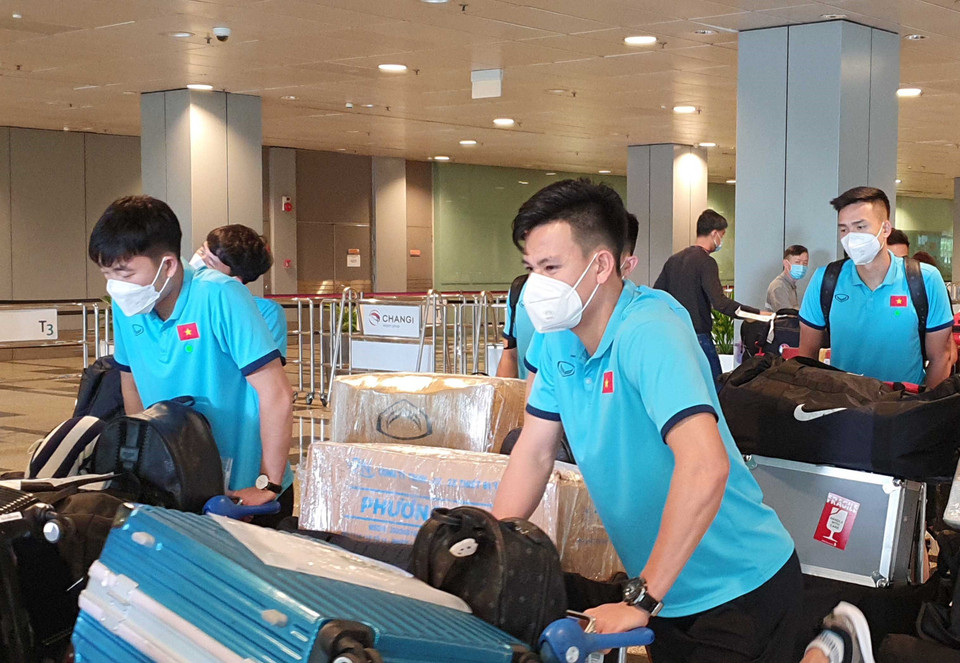 Đội tuyển tự chủ động trong việc xử lý hành lý khi về đến khách sạn. (Ảnh: TTXVN phát)