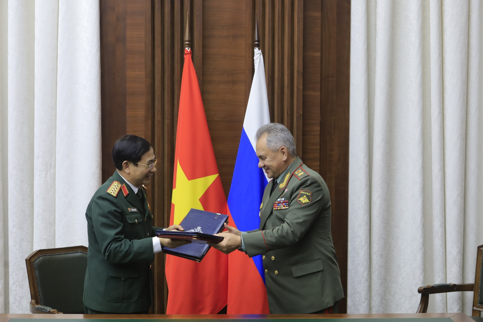 Hai bộ trưởng trao đổi các văn kiện hợp tác giữa Việt Nam và Liên bang Nga. (Ảnh: Trần Hiếu/TTXVN)